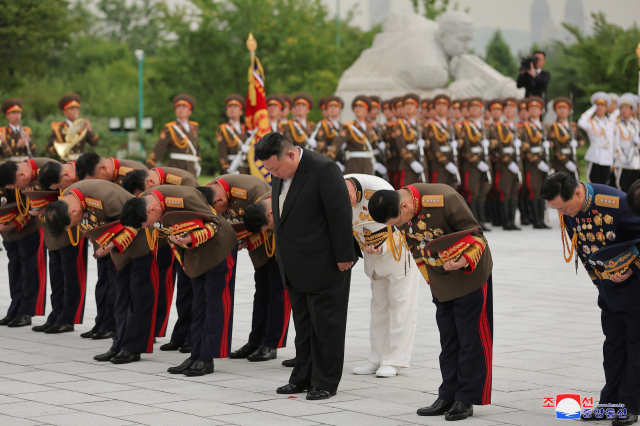 김정은 북한 국무위원장이 6·25전쟁 정전기념일 70주년인 27일을 앞두고 열사묘 참배 등 ‘전승절’ 행보를 본격화했다. 김 위원장이 25일 조국해방전쟁 참전 열사묘를 찾아 참배하고 있다. 연합뉴스