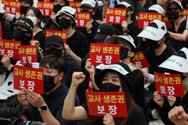 서울 서초구의 한 초등학교에서 발생한 교사 사망 사건과 관련해 지난 22일 오후 서울 종로구 보신각 인근에서 열린 추모식에서 참가자들이 구호를 외치고 있다. 연합뉴스