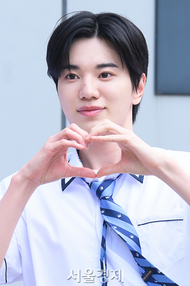 그룹 인피니트(INFINIT) 이성종이 26일 오전 경기도 고양시 일산 동구 JTBC 일산스튜디오에서 진행되는 '아는 형님'(아형) 녹화에 앞서 포토타임을 갖고 있다. 김규빈 기자