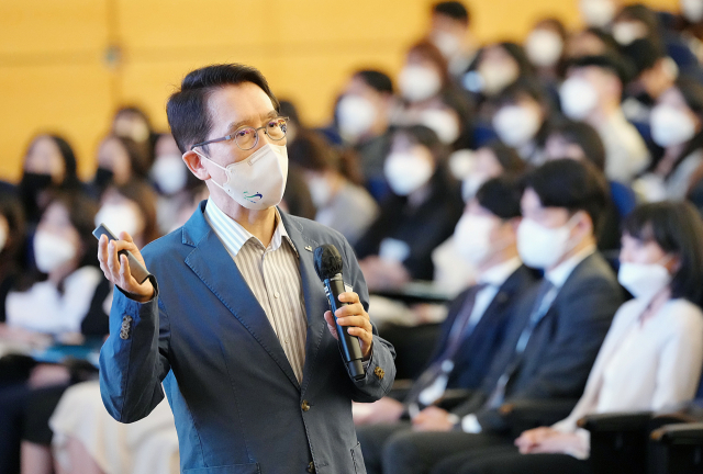 신창재 교보생명 대표이사 겸 이사회 의장이 지난 26일 광화문 본사에서 진행된 하반기 경영현황설명회에서 MZ세대 직원들과 소통하고 있다. 사진 제공=교보생명