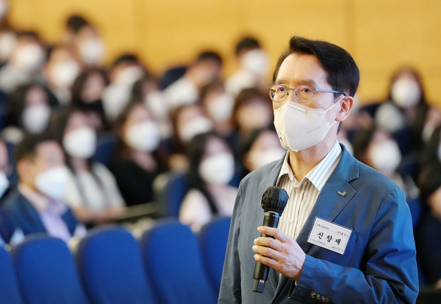 신창재 교보생명 대표이사 겸 이사회 의장이 지난 26일 광화문 본사에서 진행된 하반기 경영현황설명회에서 MZ세대 직원들과 소통하고 있다. 사진 제공=교보생명