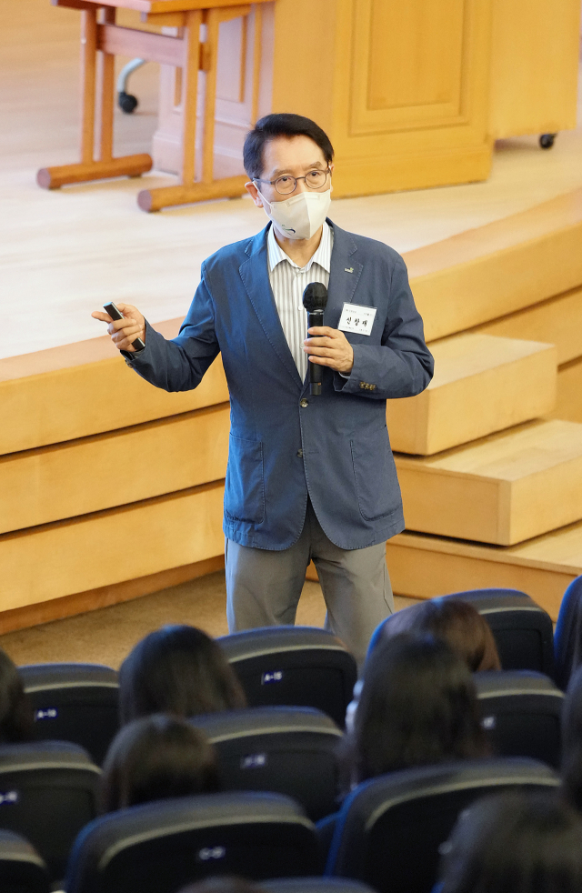 신창재 교보생명 대표이사 겸 이사회 의장이 지난 26일 광화문 본사에서 진행된 하반기 경영현황설명회에서 MZ세대 직원들과 소통하고 있다. 사진 제공=교보생명