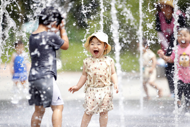 광주 북구 신용근린공원에서 어린이집 아이들이 바닥분수에서 더위를 식히고 있다. 연합뉴스
