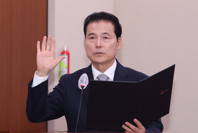 김영호 통일부 장관 후보자가 21일 서울 여의도 국회에서 열린 인사청문회에서 선서하고 있다. 연합뉴스