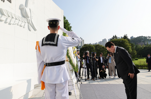 6·25 정전협정 70주년을 맞아 윤석열 대통령이 27일 부산 남구 유엔기념공원을 방문, 유엔 참전국 정부대표단과 함께 유엔군 위령탑에 헌화한 뒤 묵념을 하고 있다./연합뉴스