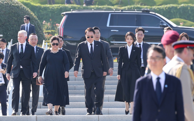 6·25 정전협정 70주년을 맞아 윤석열 대통령과 김건희 여사가 27일 부산 남구 유엔기념공원을 방문, 유엔 참전국 정부대표단과 함께 참배하고 있다./연합뉴스