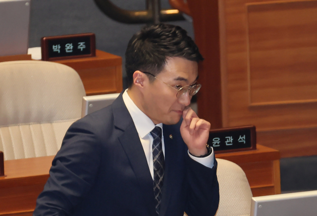 김남국 무소속 의원이 27일 국회 본회의에 참석하고 있다. 연합뉴스