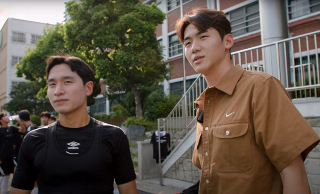 브렌트퍼드 수비수 김지수(오른쪽)가 영국 출국 전날인 지난달 21일 모교인 풍생고를 방문해 후배들을 격려했다. 왼쪽은 성남FC U-18팀 주장 홍석현. 사진 제공=성남FC
