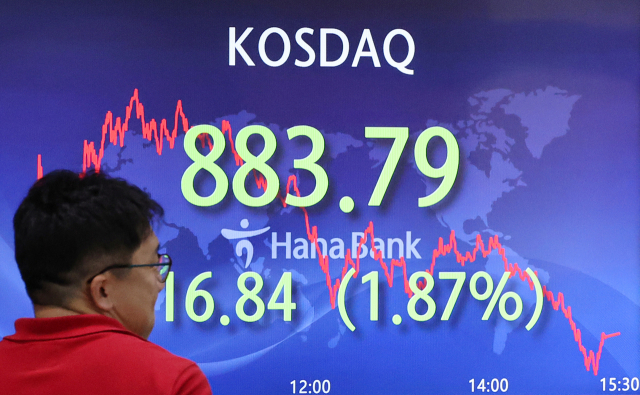 코스닥이 전 거래일보다 16.84포인트(1.87%) 내린 883.79에 장을 마친 27일 오후 서울 중구 하나은행 본점 딜링룸에서 딜러들이 업무를 보고 있다. 연합뉴스