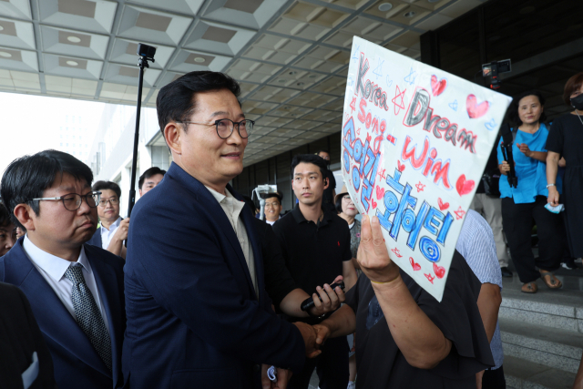 송영길 전 더불어민주당 대표가 25일 오전 서울중앙지검에 윤석열 대통령을 상대로 공직선거법·정당법 위반 혐의 고발장을 제출한 뒤 청사를 떠나며 지지자의 응원을 받고 있다. 연합뉴스