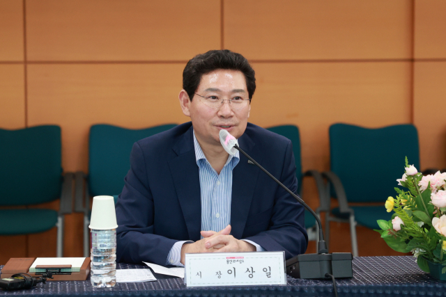 이상일 용인시장이 지난 27일 시청 비전홀에서 용인-속초시 자매결연식을 진행하며 발언하고 있다. 사진 제공 = 용인시