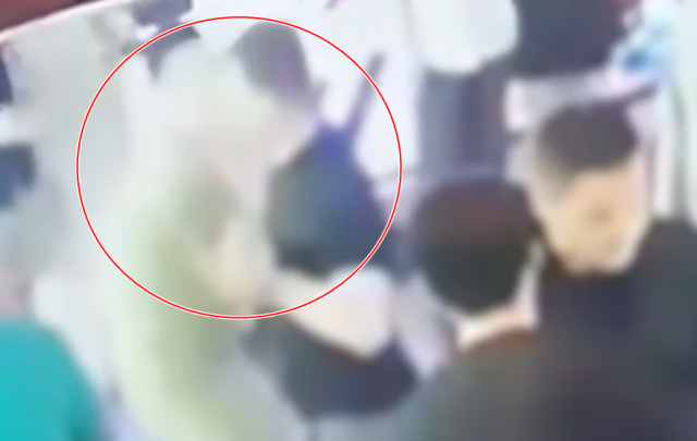 주한 우크라이나 대사관 1급 서기관 A씨가 지난 25일 이태원 주점에서 직원을 폭행하는 장면. 사진=JTBC 뉴스 유튜브 캡처