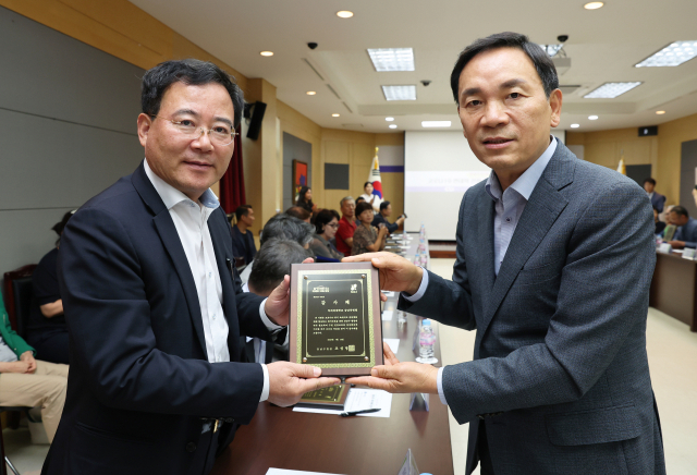 노동영(왼쪽) 강남차병원장이 조성명 강남구청장에게 감사패를 받고 기념촬영 중이다. 사진 제공=강남차병원