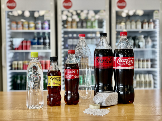 재생 플라스틱 원료 10%를 사용한 코카콜라 대형 페트(오른쪽 첫 번째부터 세 번째까지) 제품. 나머지 소형 페트병들은 재생 플라스틱 100%로 만든 제품으로 일본 등 해외에서 판매 중이다. 사진=박윤선 기자