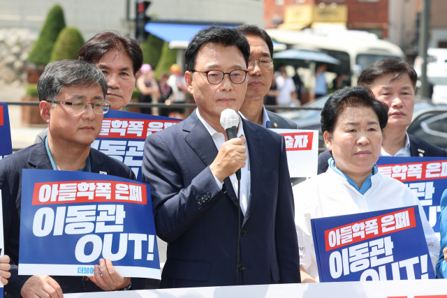 박광온 더불어민주당 원내대표가 28일 오전 서울 용산구 대통령실 인근에서 열린 이동관 대통령 대회협력특별보좌관 방송통신위원장 지명 규탄 긴급기자회견에서 발언하고 있다. 윤석열 대통령은 이날 신임 방송통신위원장 후보자에 이 특보를 지명했다. 연합뉴스