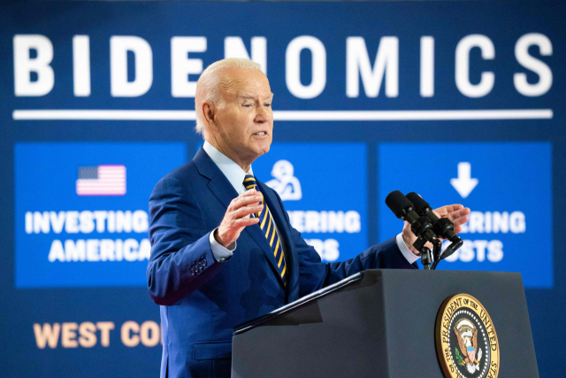 조 바이든 미국 대통령이 이달 6일(현지 시간) 사우스캐롤라이나주의 한 제조 시설을 방문해 경제정책에 대해 이야기하고 있다. 연합뉴스