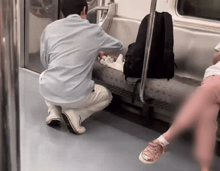 한 20대 남성이 지난 7일 서울 지하철 6호선에서 다른 승객의 토사물을 치우고 있다. 사진=인스타그램(@chae.mook) 캡처