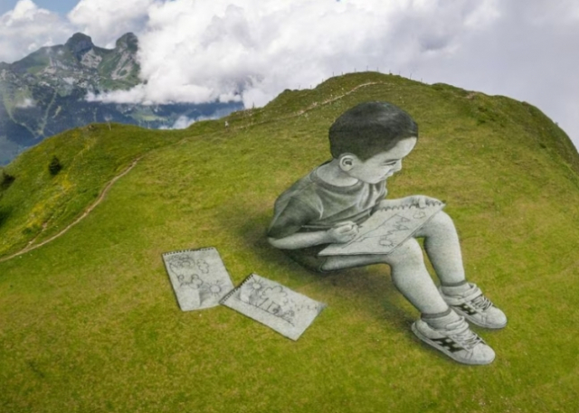 스위스 산비탈에 나타난 '초대형 그림'…'누가 어떻게 그린 걸까?'