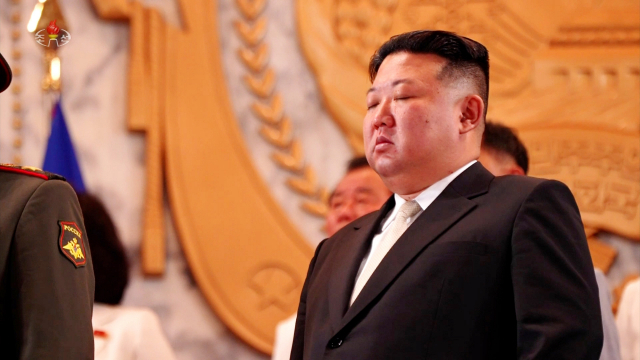 북한 조선중앙TV는 28일 오후 3시부터 전날 밤에 열린'전승절(6·25전쟁 정전협정체결일) 70주년 열병식'을 녹화 방영했다. 김정은 북한 국무위원장이 애국가가 주악되자 눈물을 흘리고 있다.