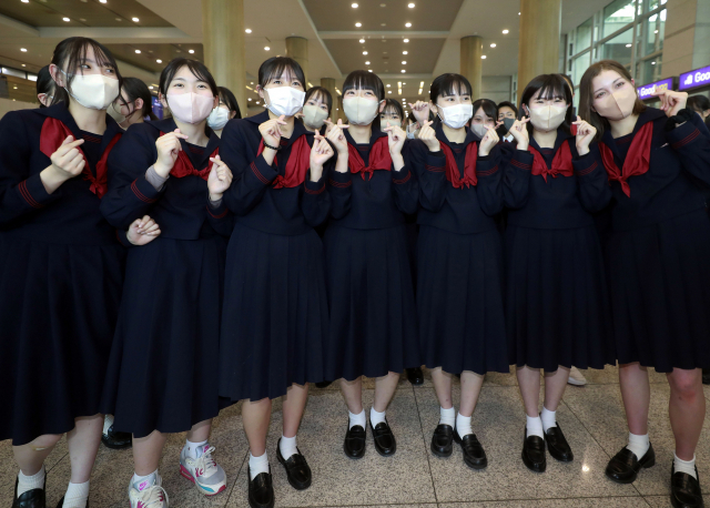 일본 구마모토현 루테루 고등학교 학생과 교사 39명이 지난 3월 인천국제공항을 통해 입국한 뒤 문화체육관광부 환영행사에 참여하고 있다. 연합뉴스