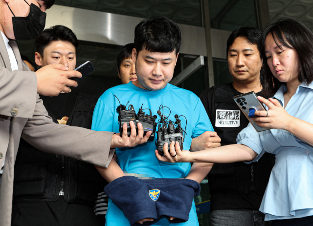4명의 사상자를 낸 '신림동 칼부림 사건'의 피의자 조선이 28일 오전 서울 관악경찰서에서 검찰로 송치되고 있다. 연합뉴스