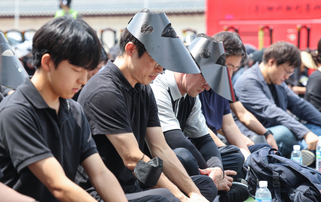 9일 서울 종로구 경복궁역 사거리 인근에서 열린 공교육 정상화를 위한 집회에서 교사들이 고인이 된 서이초 담임교사를 추모하며 묵념하고 있다. 연합뉴스