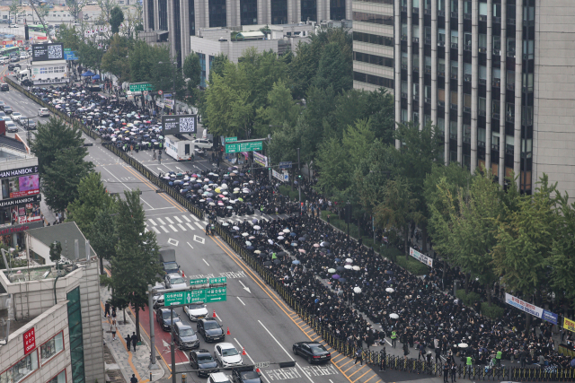 전국 각지에서 모인 교사들이 29일 서울 종로구 경복궁역 사거리 인근을 가득 메웠다. 연합뉴스