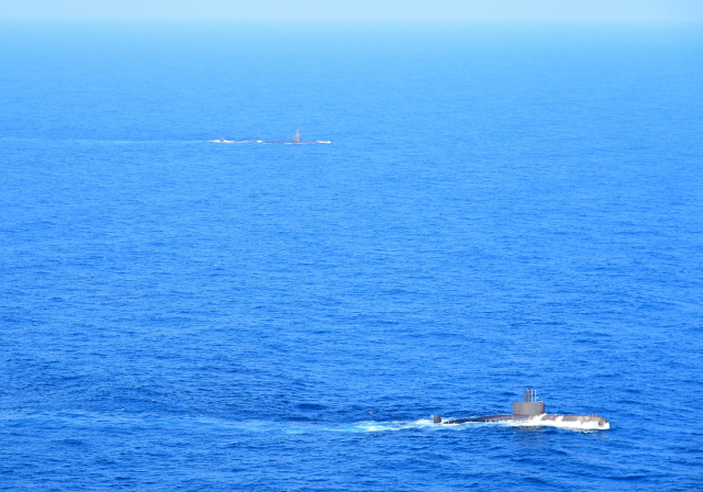 사진 위쪽은 한국의 이순신함, 아래쪽은 미국의 아나폴리스함. 사진 제공=해군