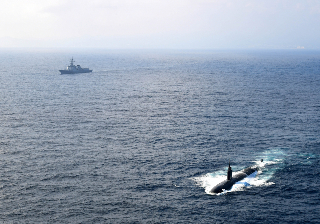 사진 오른쪽은 미국의 아나폴리스함, 왼쪽은 한국의 이지스구축함 율곡이이함. 사진 제공=해군