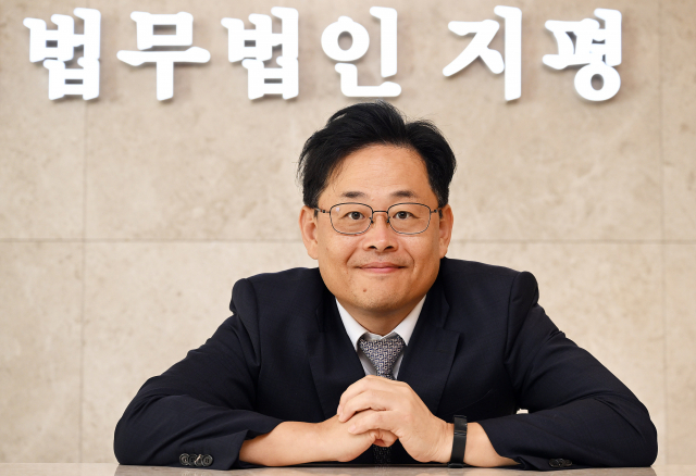 박승대 법무법인 지평 변호사가 28일 서울경제와 인터뷰를 하기 전 기념사진을 찍고 있다. 오승현 기자