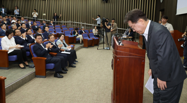 27일 국회에서 열린 더불어민주당 의원총회에서 이재명 대표가 발언 후 자리로 돌아가고 있다. 연합뉴스