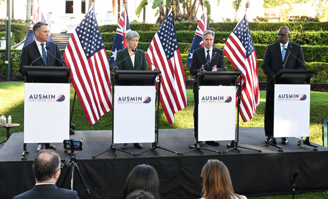 리처드 말스(왼쪽부터) 호주 국방장관과 페니 웡 외교장관, 토니 블링컨 미국 국무장관과 로이드 오스틴 국방장관이 29일(현지 시간) 호주 브리즈번에서 외교·국방장관 2+2회담을 마친 후 기자회견을 하고 있다. EPA연합뉴스