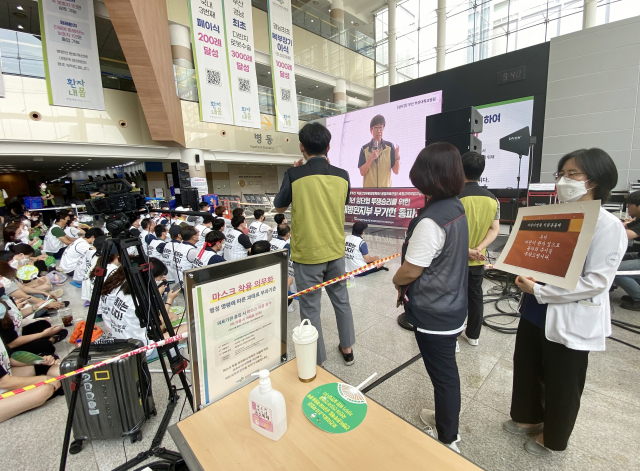 부산대병원 노조 파업 14일째인 26일 경남 양산시 부산대병원 외래진료동 1층 로비에서 이 병원 노조원들이 파업대회를 하는 가운데 박수은 부산대병원 어린이병원 소아청소년과 교수(전 부산대어린이병원장)가 '부디 어린이환자 곁으로 돌아와 주시길 부탁드립니다'라고 적은 팻말을 들고 1인시위를 하고 있다. 연합뉴스