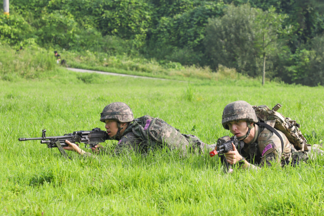 정전협정·한미동맹 70주년을 맞아 동반훈련 중인 한미 ROTC 후보생들이 20일 충북 괴산 육군학생군사학교에서 분대공격 훈련하고 있다. 연합뉴스