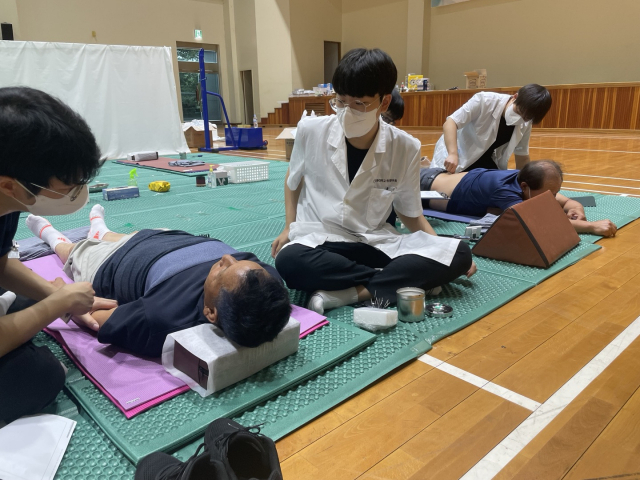 고리원자력본부와 원광대학교 한의학과 영남향우회가 본부 주변 어르신들을 대상으로 무료 한방의료 봉사활동을 진행하고 있다. 사진제공=고리원자력본부