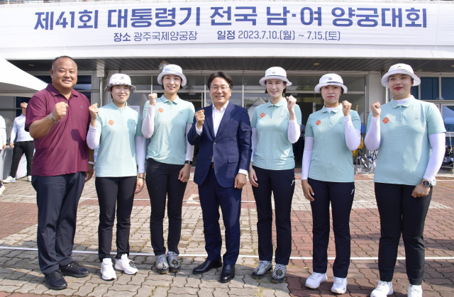 강기정(가운데)광주광역시장이 지난 10일 광주 남구 광주국제양궁장에서 열린 '제41회 대통령기 전국 남녀 양궁대회 개회식'에 참석해 광주시청 양궁팀 선수단을 격려하고 선전을 다짐하며 구호를 외치고 있다. 사진 제공=광주광역시