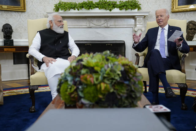 나렌드라 모디(왼쪽) 인도 총리가 조 바이든 미국 대통령과 지난해 9월(현지 시간) 워싱턴DC 백악관 집무실에서 정상회담을 하고 있다. AP연합뉴스