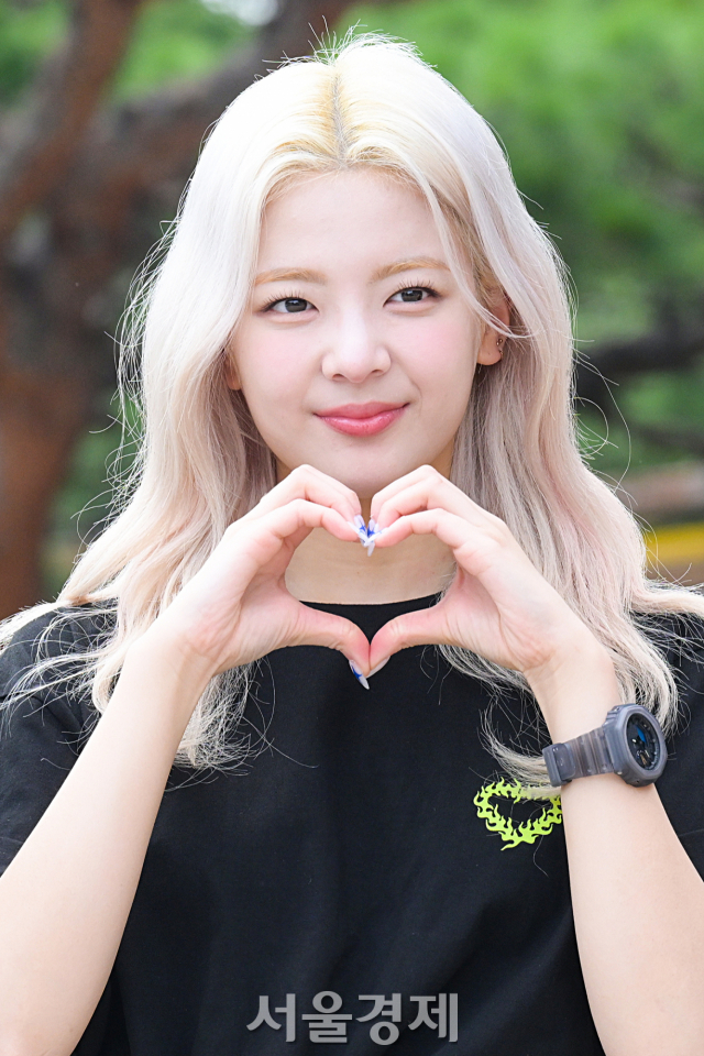 그룹 있지(ITZY) 리아가 1일 오후 서울 영등포구 KBS 본관에서 진행되는 쿨FM ‘이은지의 가요광장’ 생방송에 앞서 포토 타임을 갖고 있다. 김규빈 기자