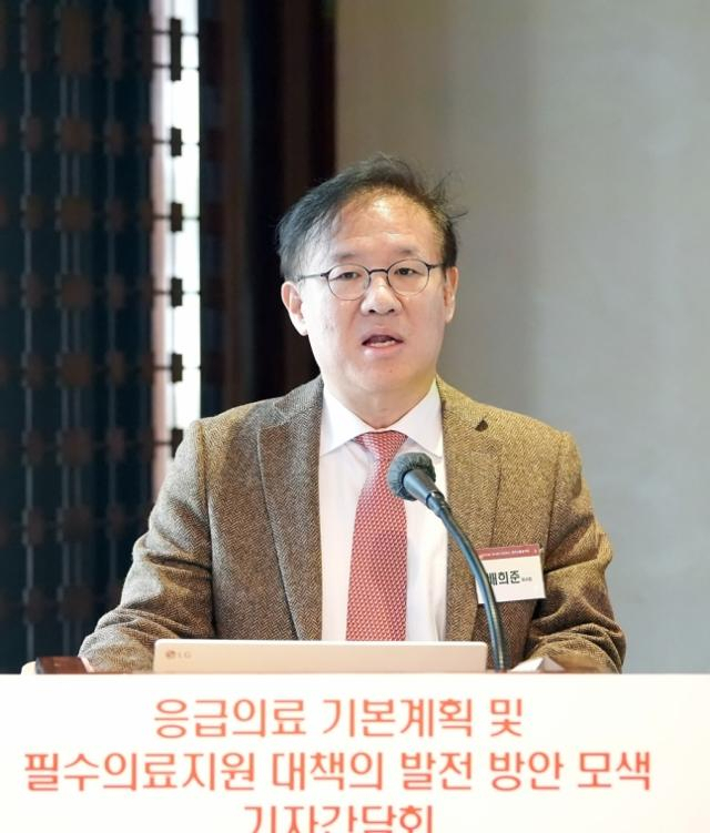 배희준 대한뇌졸중학회 이사장이 올해 4월 기자간담회에서 발표 중이다. 사진 제공=대한뇌졸중학회