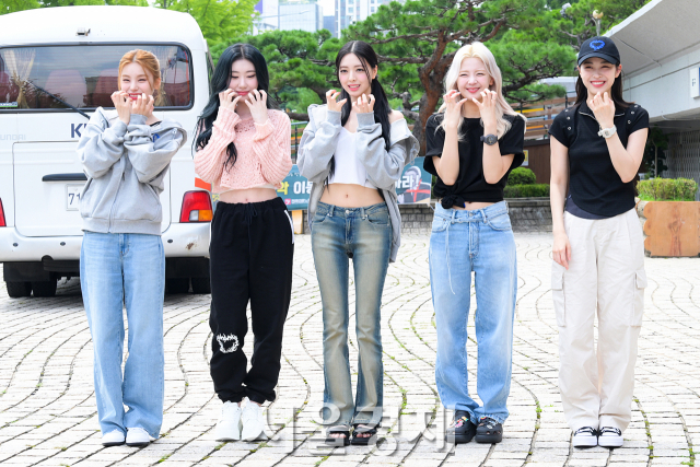 그룹 있지(ITZY)가 1일 오후 서울 영등포구 KBS 본관에서 진행되는 쿨FM ‘이은지의 가요광장’ 생방송에 앞서 포토 타임을 갖고 있다. 김규빈 기자