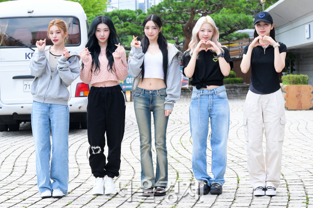 그룹 있지(ITZY)가 1일 오후 서울 영등포구 KBS 본관에서 진행되는 쿨FM ‘이은지의 가요광장’ 생방송에 앞서 포토 타임을 갖고 있다. 김규빈 기자