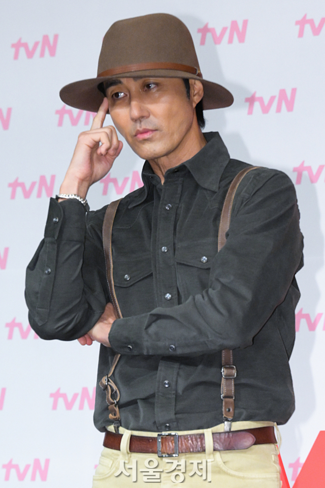 배우 차승원이 1일 오후 서울 마포구 서울가든호텔에서 진행된 tvN 예능 프로그램 ‘형따라 마야로 : 아홉 개의 열쇠’ 제작발표회에서 포즈를 취하고 있다. 김규빈 기자