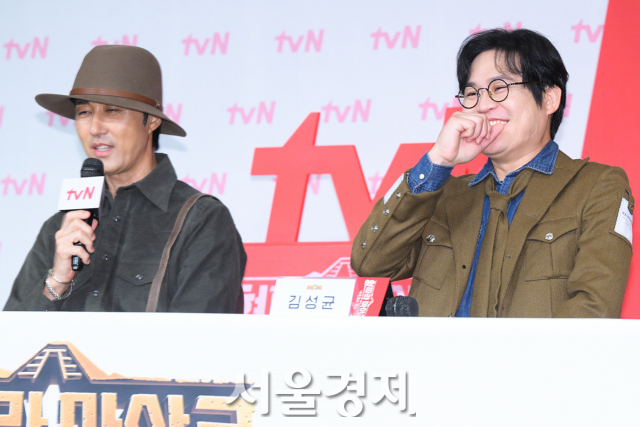 배우 차승원, 김성균이 1일 오후 서울 마포구 서울가든호텔에서 진행된 tvN 예능 프로그램 ‘형따라 마야로 : 아홉 개의 열쇠’ 제작발표회에서 즐거운 시간을 보내고 있다. 김규빈 기자