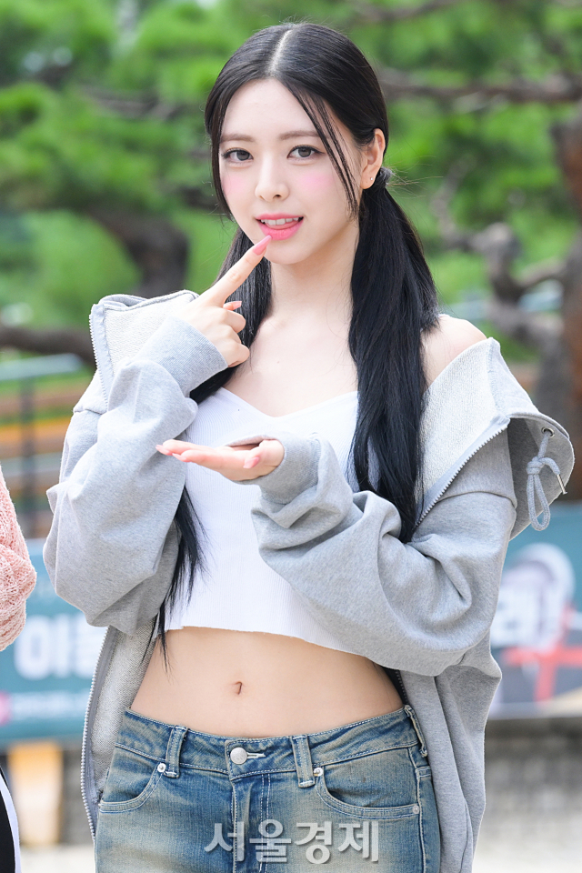 그룹 있지(ITZY) 유나가 1일 오후 서울 영등포구 KBS 본관에서 진행되는 쿨FM ‘이은지의 가요광장’ 생방송에 앞서 포토 타임을 갖고 있다. 김규빈 기자