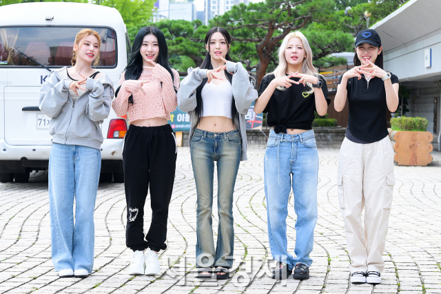 그룹 있지(ITZY)가 1일 오후 서울 영등포구 KBS 본관에서 진행되는 쿨FM ‘이은지의 가요광장’ 생방송에 앞서 포토 타임을 갖고 있다. 김규빈 기자