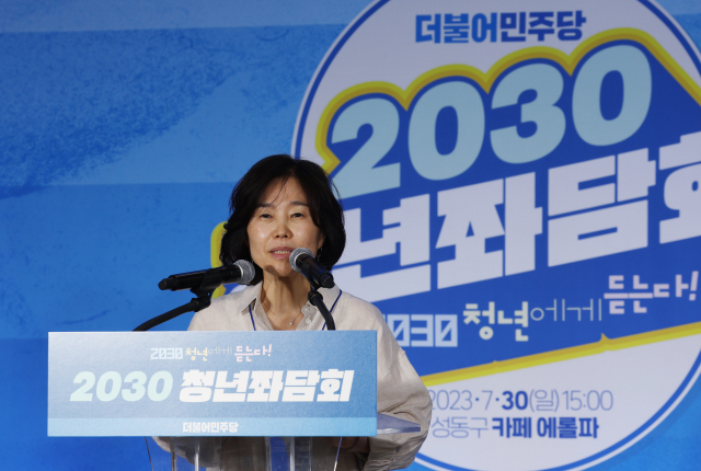 김은경 더불어민주당 혁신위원장이 지난달 30일 성동구의 한 카페에서 열린 2030 청년좌담회에서 인사말을 하고 있다. 연합뉴스