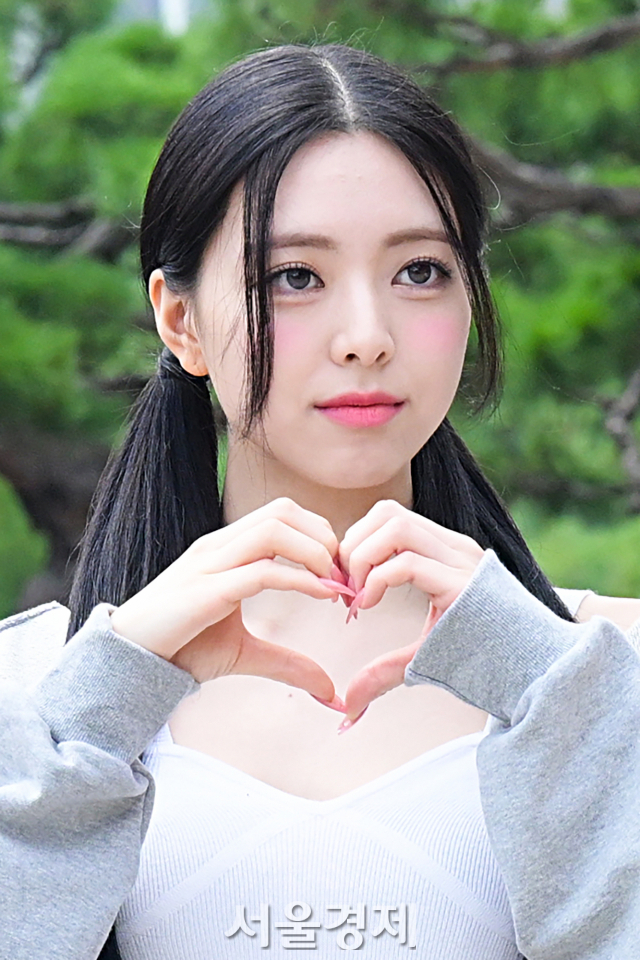 그룹 있지(ITZY) 유나가 1일 오후 서울 영등포구 KBS 본관에서 진행되는 쿨FM ‘이은지의 가요광장’ 생방송에 앞서 포토 타임을 갖고 있다. 김규빈 기자