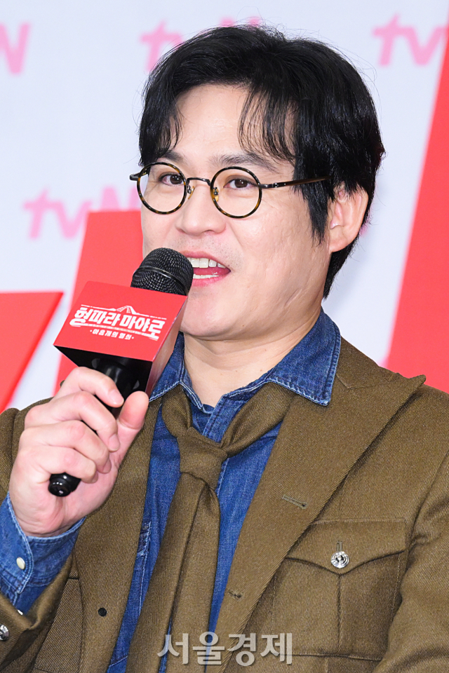 배우 김성균이 1일 오후 서울 마포구 서울가든호텔에서 진행된 tvN 예능 프로그램 ‘형따라 마야로 : 아홉 개의 열쇠’ 제작발표회에서 소감을 말하고 있다. 김규빈 기자