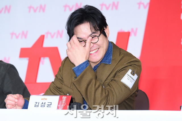 배우 김성균이 1일 오후 서울 마포구 서울가든호텔에서 진행된 tvN 예능 프로그램 ‘형따라 마야로 : 아홉 개의 열쇠’ 제작발표회에서 즐거운 시간을 보내고 있다. 김규빈 기자