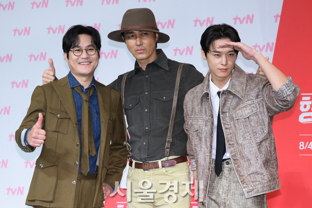 배우 김성균, 차승원, 그룹 더보이즈 주연이 1일 오후 서울 마포구 서울가든호텔에서 진행된 tvN 예능 프로그램 ‘형따라 마야로 : 아홉 개의 열쇠’ 제작발표회에서 포즈를 취하고 있다. 김규빈 기자